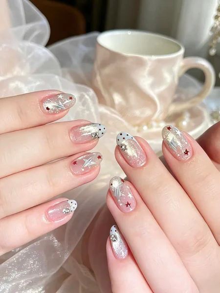 Bộ móng lấp lánh được chăm chút tại 1M65